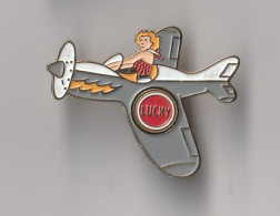 PIN'S  THEME  PIN UP AVION  LUCKY CIGARETTES - Pin-Ups