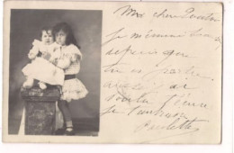 CARTE PHOTO PETITE FILLE ET SA SOEUR - - Groupes D'enfants & Familles