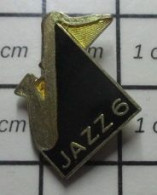 815B Pin's Pins / Beau Et Rare / MUSIQUE / JAZZ 6 SAXOPHONE - Balonmano