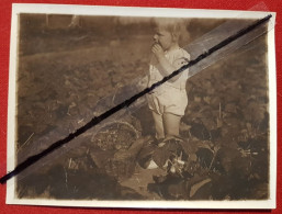 Photo -  Enfant  Dans Un Jardin - Other & Unclassified