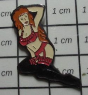 311B Pin's Pins / Beau Et Rare / PIN-UPS / ROUSSE EN LINGERIE ROUGE ET NOIRE - Pin-Ups