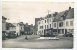 CPA 60 Oise - Songeons - La Place - Garage (Pompe à Essence) Voitures Années 1960 (Traction Citroën) - Vue Peu Commune - Songeons