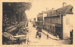 Vic Sur Bigorre * Le Boulevard Galliéni Et La Poste * Autos Villageois - Vic Sur Bigorre