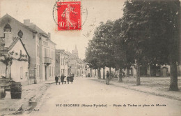 Vic Sur Bigorre * Route De Tarbes Et Place Du Marché * Enfants Villageois - Vic Sur Bigorre