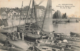 Douarnenez * Entretien Des Bateaux Au Port , Un Jour De Repos * Pêche - Douarnenez