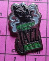 311A Pin's Pins / BIERE : HEINEKEN JAZZ FESTIVAL SAXO SAXOPHONISTE Rare Et De Belle Qualité !! - Bière