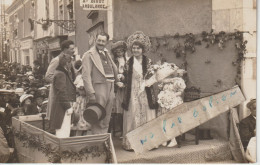 SABLE Sur SARTHE - Fête Des Fleurs ? - Une Mariée Et Ses Demoiselles D'honneur Devant Bigot Ambulance ( Carte Photo ) - Sable Sur Sarthe