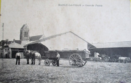 MARLY LA VILLE - Une Cour De Ferme - Animée Avec Bel Attelage - Marly La Ville