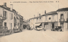 CPA-33-LESPARRE-Place Maréchal Foch Et école Des Filles-Voitures - Lesparre Medoc