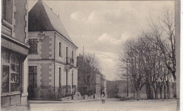 37. NEUVY LE ROI. CPA. LA MAIRIE ET LA POSTE. + TEXTE ANNEE 1915 - Neuvy-le-Roi