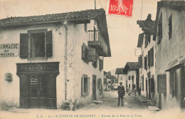 St étienne De Baigorry * 1909 * Entrée De La Rue De La Poste * La Pharmacie Du Progrès * Villageois - Saint Etienne De Baigorry