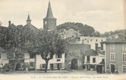 St Jean Pied De Port * Un Coin De La Place Et La Vieille Porte * Coiffeur Salon De Coiffure - Saint Jean Pied De Port