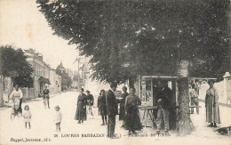 Loures Barbazan * Promenade Des Tilleuls * Baraquement Marchand ? * Villageois Enfants - Autres & Non Classés