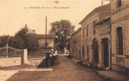 Nestier * Rue Principale Du Village * école De Garçons * Villageois - Autres & Non Classés