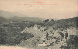 Le Perthus * Route De L'albère , Au Fond Le Canigou * Villageois - Andere & Zonder Classificatie