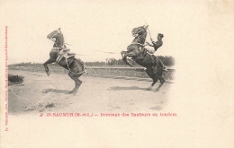 Saumur * Dressage Des Sauteurs En Tendem * Cavalier Cavalerie Hippisme Dressage - Saumur