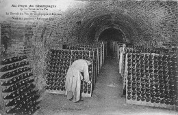 épernay * Le Travail Du Vin En Champagne * Vins Sur Pupitres * Le Remuage * Vignoble - Epernay