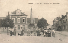 Ladon * La Place De La Mairie Et Le Monument Aux Morts * Villageois * Landau  - Other & Unclassified