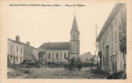 Réhicourt La Petite * La Place De L'église Du Village * Auto Voiture Ancienne  - Andere & Zonder Classificatie