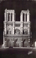 FRANCE - 75 - PARIS La Nuit - Notre Dame Illumée La Nuit - Carte Postale Ancienne - Autres Monuments, édifices