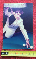 Joueur De Billard ?Véritable Dédicace Autographe Verso Sur Support Publicitaire Au Stylo Encre Sur Photo Reproduction - Signiert