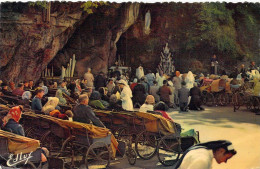 FRANCE - 65 - Lourdes - Les Malades Devant La Grotte - Carte Postale Ancienne - Lourdes