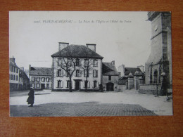 1018 PLOUDALMEZEAU FINISTERE LA PLACE DE L EGLISE ET HOTEL DES POSTES - Ploudalmézeau