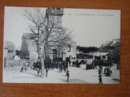 1016 PLOUDALMEZEAU FINISTERE LA RUE DES HALLES SORTIE DE LA MESSE - Ploudalmézeau