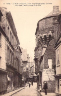 FRANCE - 14 - VIRE - La Rue Cheussée Avec Au Premier Plan à Droite L'une Des Vieilles Tours - Carte Postale Ancienne - Vire