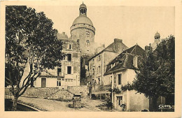 -dpts Div -ref-BJ422- Dordogne - Hautefort - Vue Sur Les Tours Du Château Et Place - Châteaux - - Hautefort