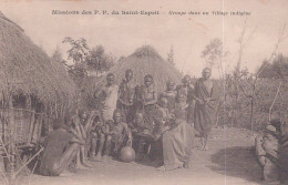 MISSIONS DES P.P DU SAINT ESPRIT / GROUPE DANS UN VILLAGE INDIGENE - Other & Unclassified