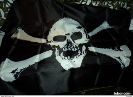 DRAPEAU DES PIRATES  , DIMENSION 150 CM X 90 CM , DEUX OEUILLETS POUR LE SUSPENDRE , ETAT NEUF VOIR PHOTO . POUR TOUT RE - Flaggen