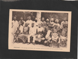 122424         Benin,   Dahomey,  Un Mariage  En Brousse,  Les  Nouveaux  Epoux Au Milieu De Leurs Parents Et Amis,  NV - Benin