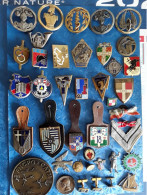 LOT 40 Insignes Médailles Décorations Pucelles Boutons écusson Militaire + 6 Doublons - Francia