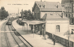 Les Vallées * La Gare Du Village * Ligne Chemin De Fer * Arrivée Du Train - Autres & Non Classés