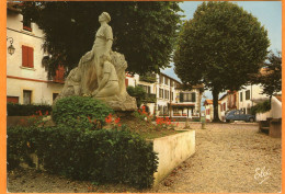 ASCAIN - Le Monument Aux Morts Et L'Hôtel Du Trinquet - (Citroën 2CV) - - Ascain