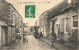 La Pommeraye * La Rue De La Paix * Villageois - Autres & Non Classés