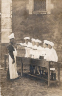 Carte Photo - Enfant à L'école Devant Leur Bureau   " Cours De Cuisine "  Moulin à Café - Groupes D'enfants & Familles