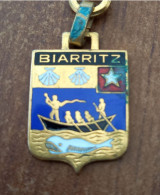 Porte Clés Augis Métal Émaillé Blason Emblème De La Ville De Biarritz - Porte-clefs