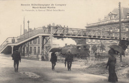 (245)  CPA  Bassin Métallurgique De Longwy  Mont Saint Martin La Passerelle Et Hôtel Saint Martin - Mont Saint Martin