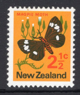 New Zealand 1970-76 Definitives - 2½c Magpie Moth MNH (SG 917) - Unused Stamps