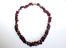 JOLI COLLIER PERLES TRIANGLE BORDEAUX EN VERRE - BIJOU FANTAISIE VINTAGE L:23cm    (1505.16) - Necklaces/Chains