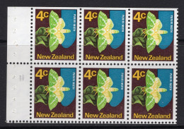 New Zealand 1970-76 Definitives - 4c Puriri Moth - Wmk. Side. Inv. Booklet Pane MNH (SG 919b) - Nuevos