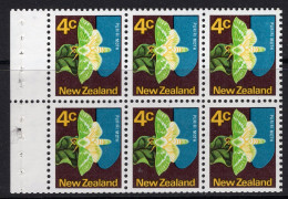 New Zealand 1970-76 Definitives - 4c Puriri Moth - Wmk. Side. Inv. Booklet Pane MNH (SG 919b) - Neufs