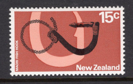 New Zealand 1970-76 Definitives - 15c Maori Fish Hook MNH (SG 926) - Neufs