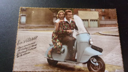 CIRCA 1950 MOTO SCOOTER VESPA COUPLE EN VITESSE - Motorräder