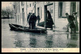 FRANCE - PARIS -La Grande Crue De La Seine(Janvier 1910)Un Embarcadère De La Rue Bayard.(Ed.ND Phot.Nº 68)carte Postale - Overstromingen