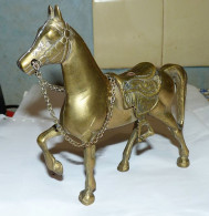 SCULPTURE SUPERBE CHEVAL AVEC SA SELLE  CISELEE EN LAITON TBE - Altri & Non Classificati