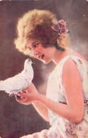 FEMME Tenant Dans Sa Main Un Pigeon - Animaux - Pub Chocolat L'aiglon - Carte Postale Ancienne - Femmes