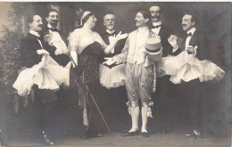 THEATRE - Troupe De Théatre Sur Scéne En Costume - Carte Postale Ancienne - Theatre